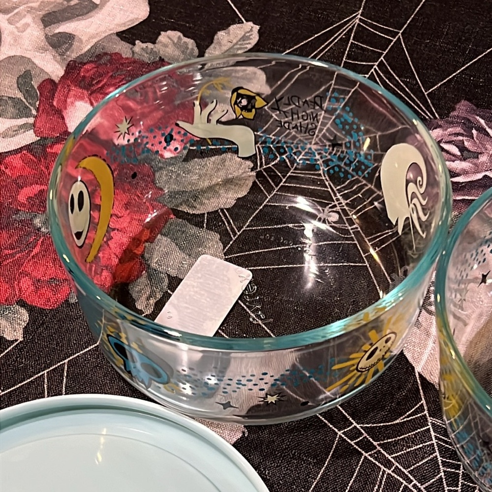 2 DISNEY Tim Burton’s The Nightmare Before Christmas PYREX 4 Cup Bowls W/Lids - Picture 4 of 12
